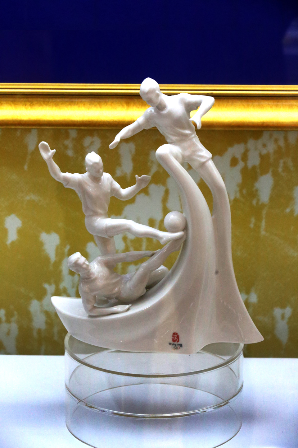 北京奥运会特许商品限量瓷器（足球）.jpg