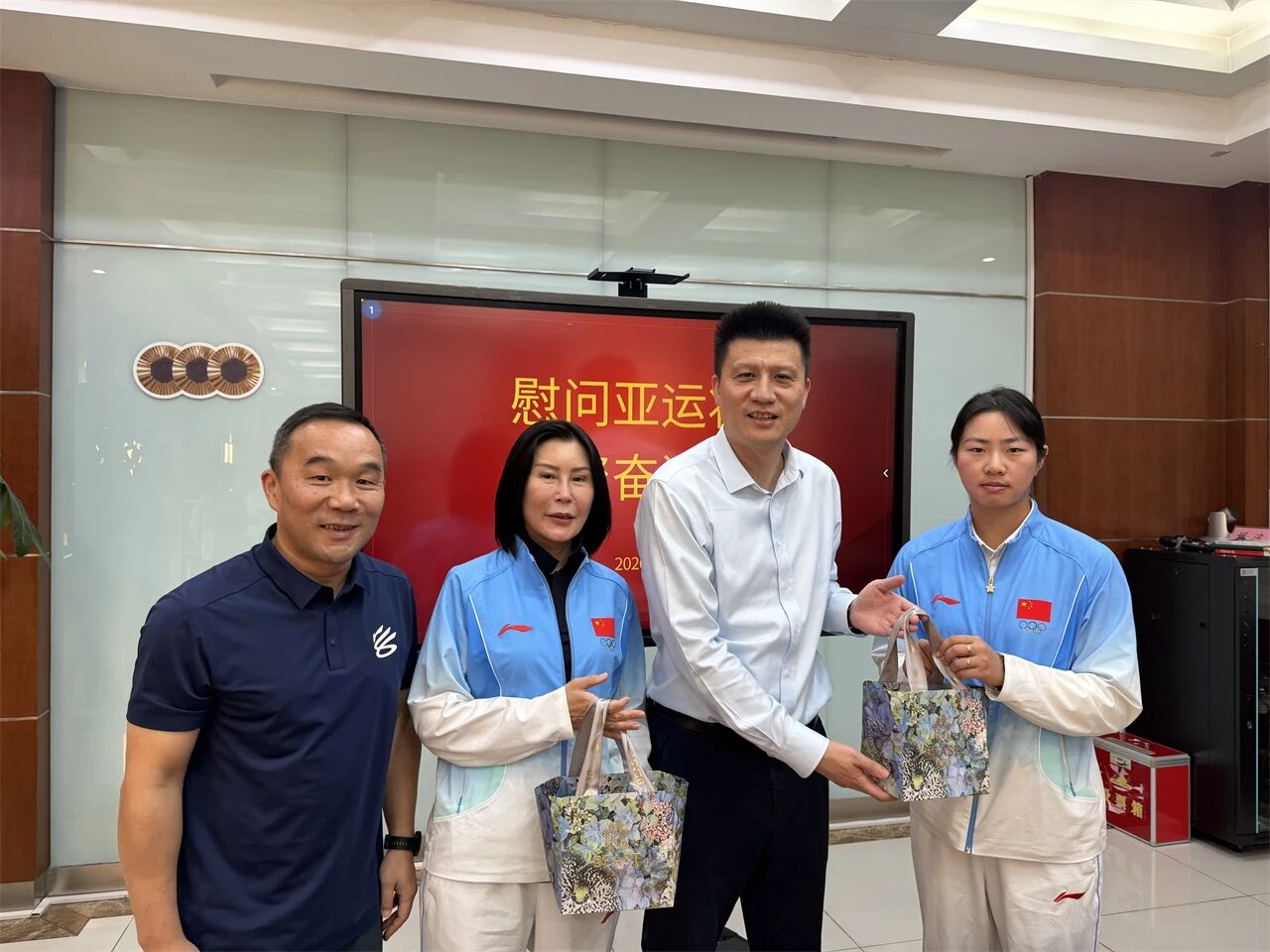 188金宝博app下载
领导赴运动队看训及慰问亚运会参赛人员 (12).jpg