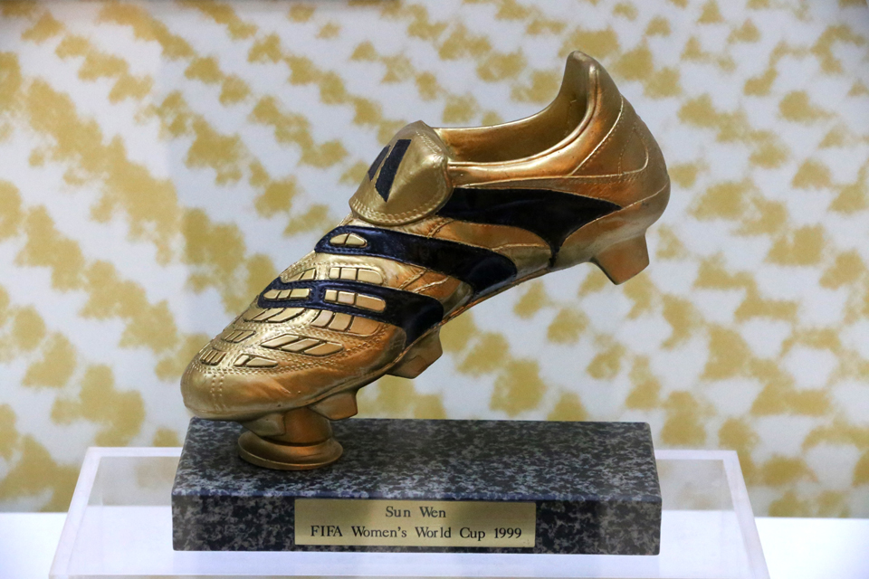 国际足联授予孙雯的金靴奖01.jpg