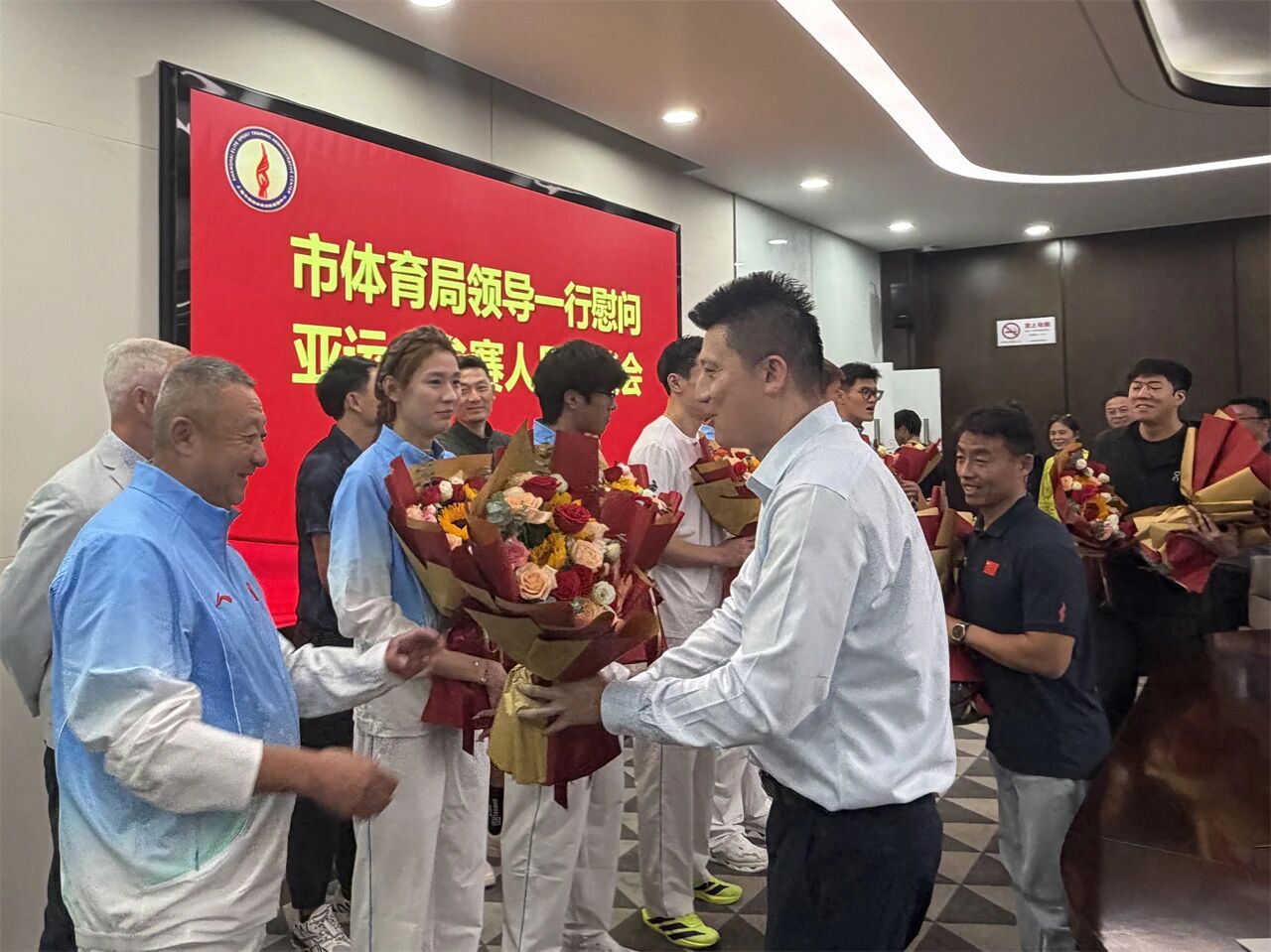 188金宝博app下载
领导赴运动队看训及慰问亚运会参赛人员 (5).jpg
