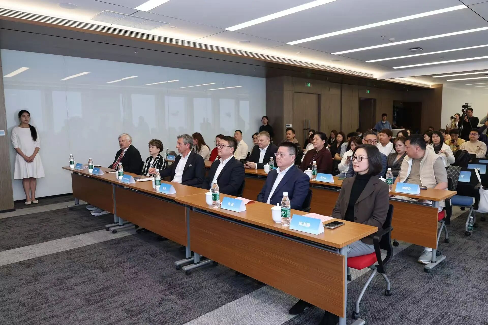 上海苏州河集结世界八强 2026上海赛艇公开赛暨世界赛艇联合会上海冲刺赛9月开桨.jpg