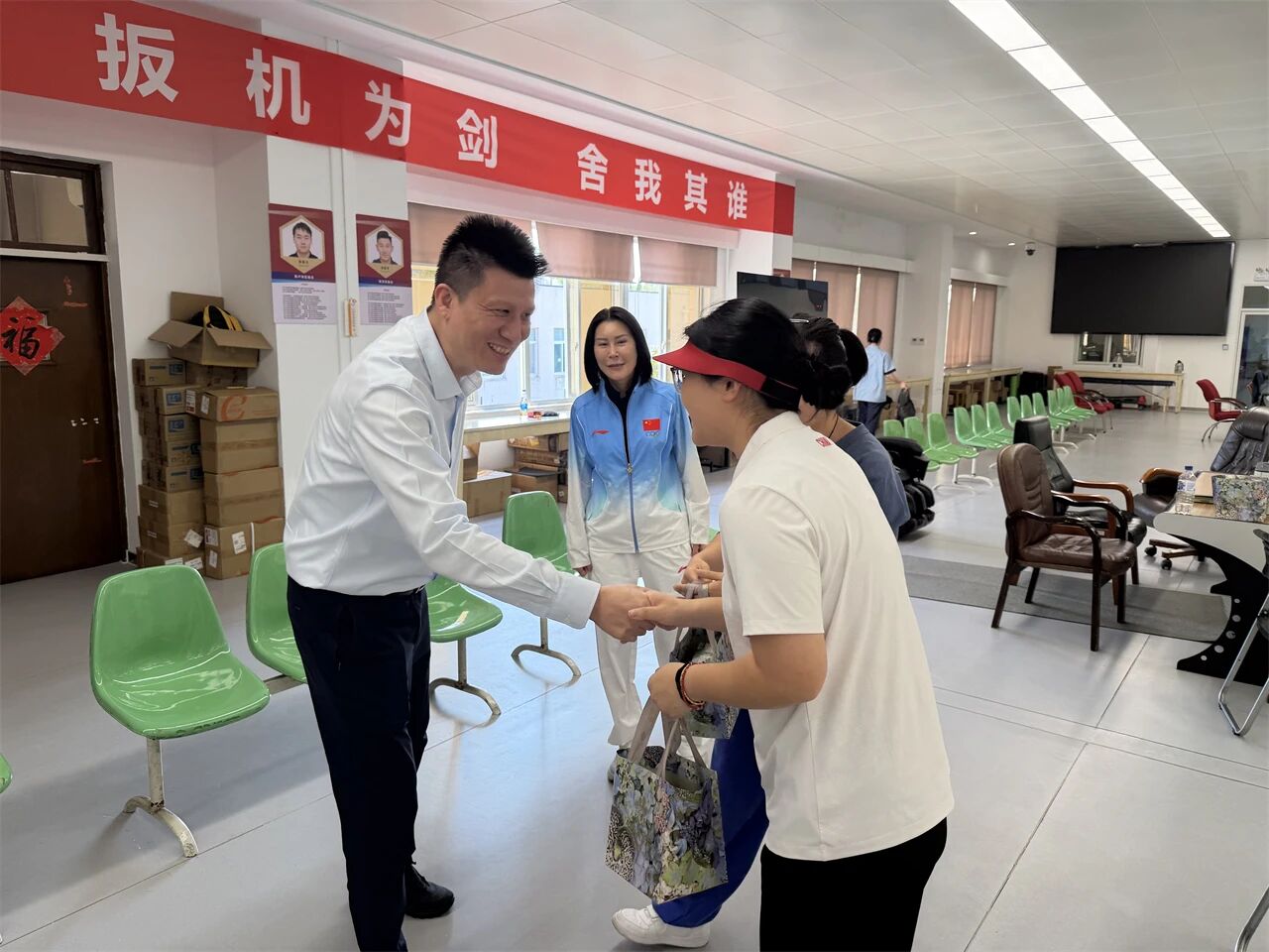 188金宝博app下载
领导赴运动队看训及慰问亚运会参赛人员 (6).jpg