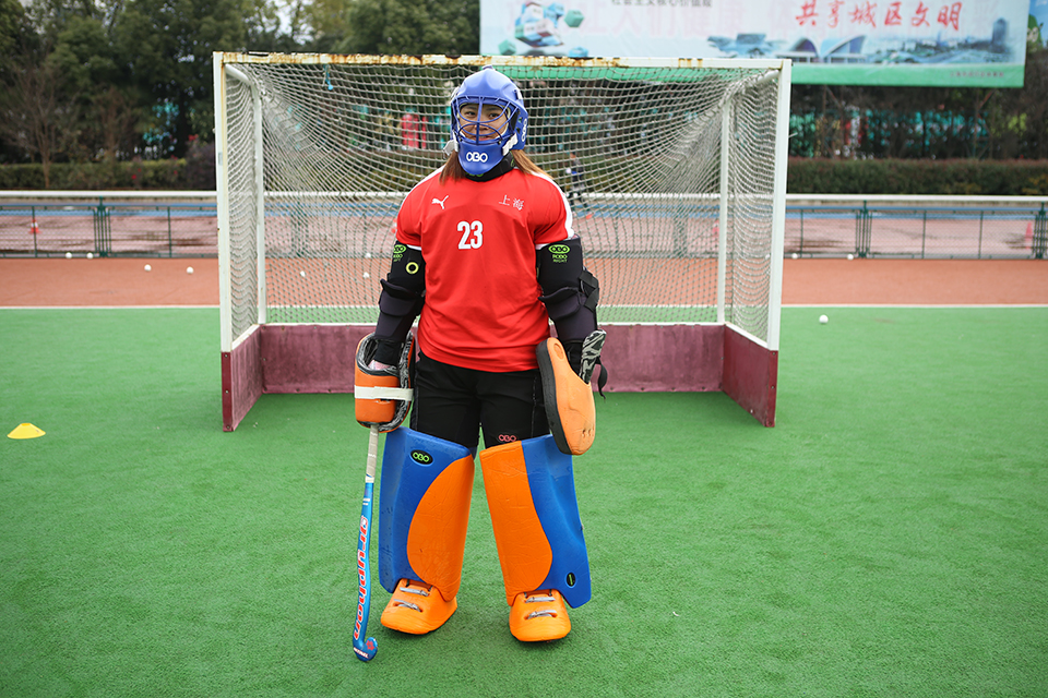 穿上笨重的防护用具，队员露出了憨厚的笑容