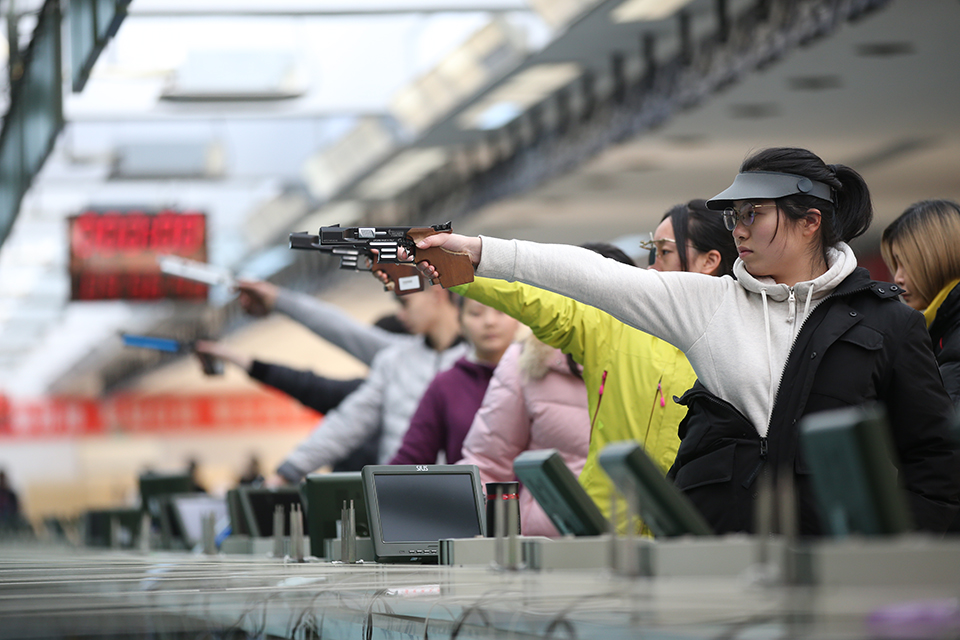 单手举枪需要稳定的精神状态与极好的上肢力量，这一切都能从队员坚定的眼神中感受到