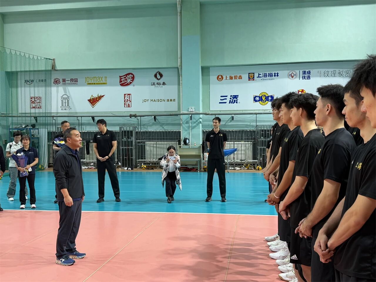 188金宝博app下载
领导赴运动队看训及慰问亚运会参赛人员 (3).jpg