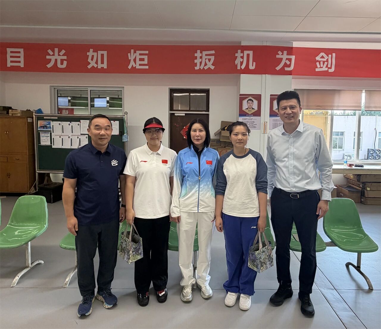 188金宝博app下载
领导赴运动队看训及慰问亚运会参赛人员 (11).jpg