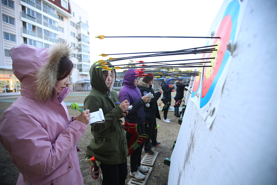 队员们十分关注自己的成绩，关心自己的进步状况，一结束，便拿着纸记录自己的命中情况