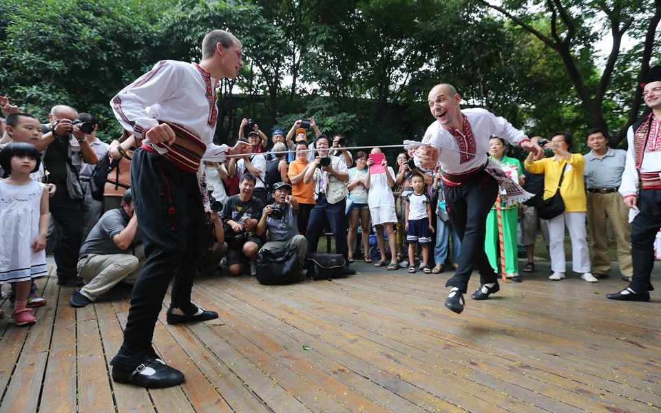 “弄堂游戏 引人入胜”九子大赛之—“拉绳子”-周国强